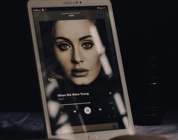 Spotify elimina la opción de reproducción aleatoria predeterminada de las páginas del álbum siguiendo la solicitud de Adele