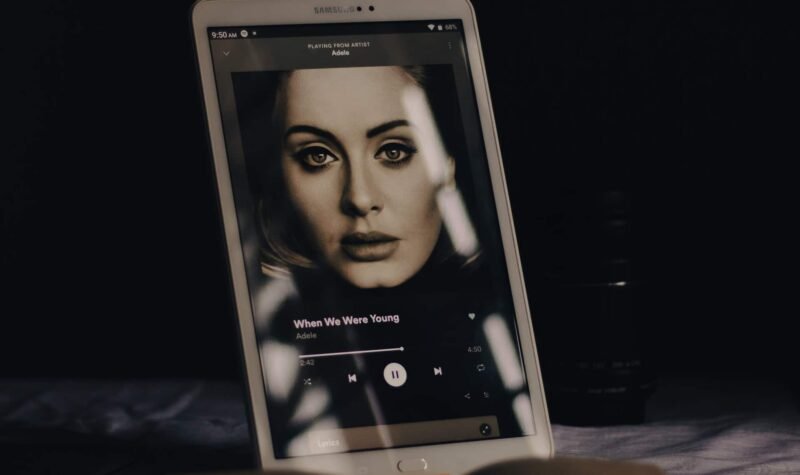 Spotify elimina la opción de reproducción aleatoria predeterminada de las páginas del álbum siguiendo la solicitud de Adele